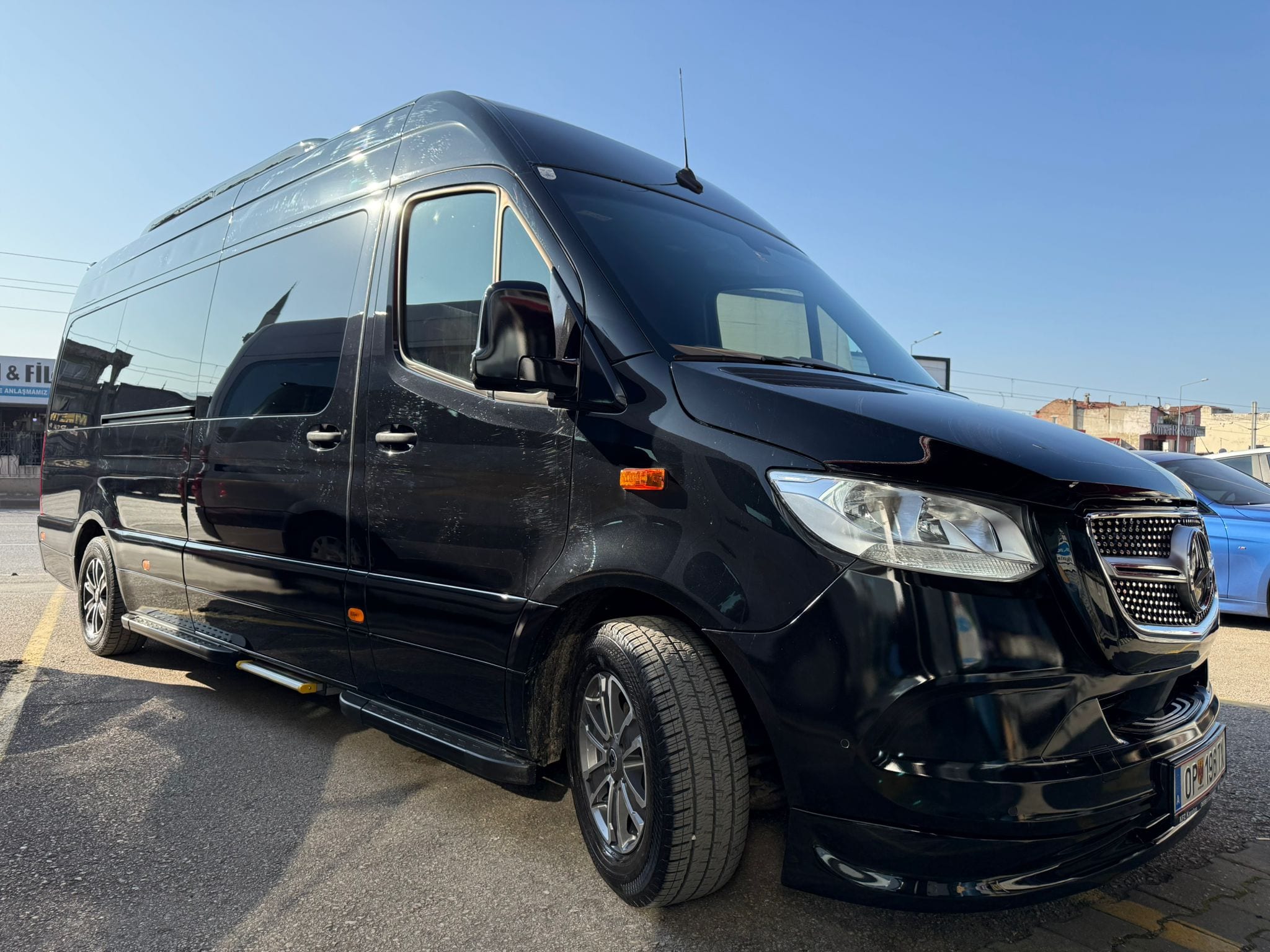 Mercedes Sprinter im Drei-Viertel-Profil – schwarze Karosserie mit langer Seitenlinie