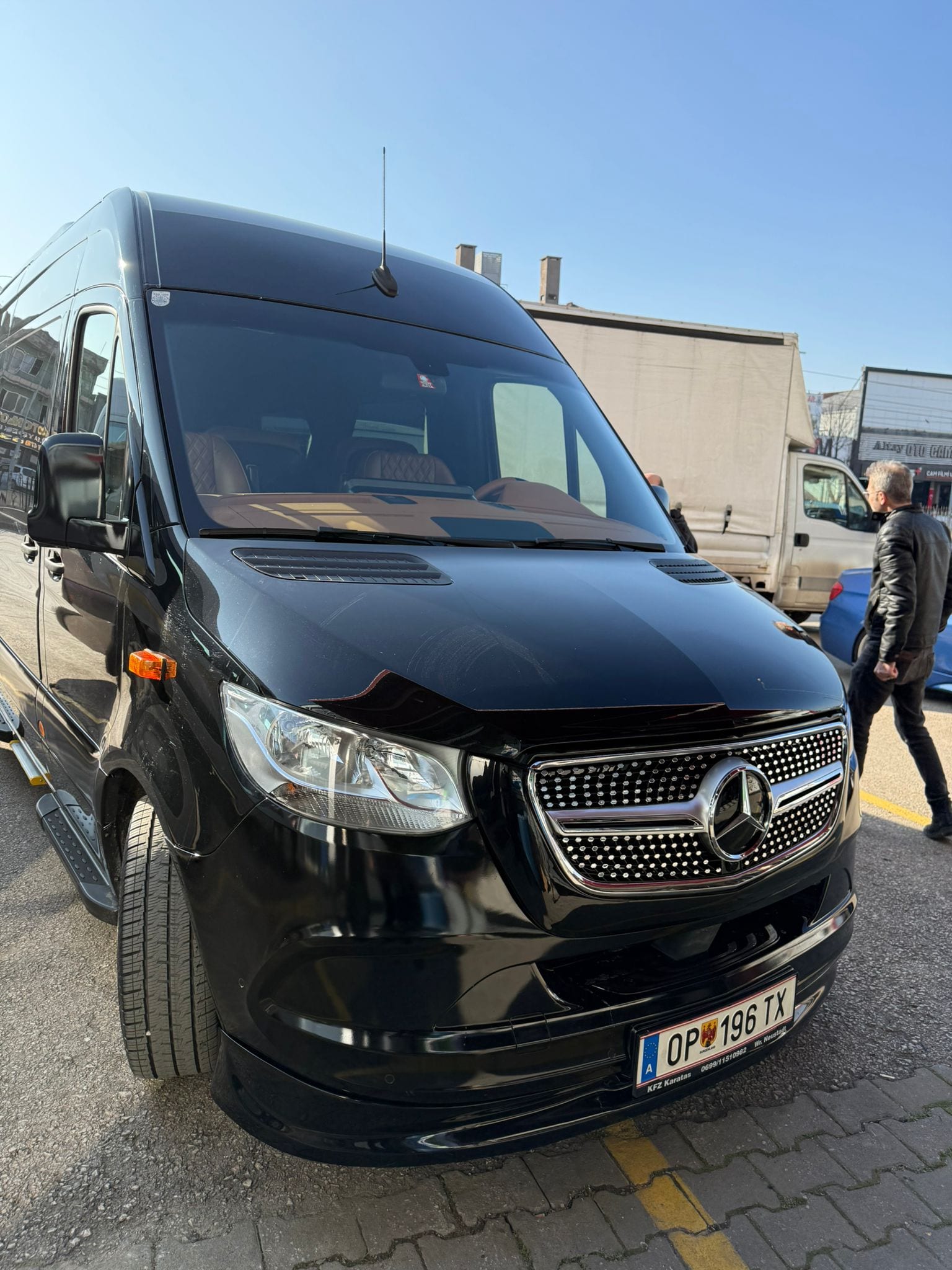 Mercedes Sprinter Frontansicht mit Diamond-Grill und Mercedes-Stern