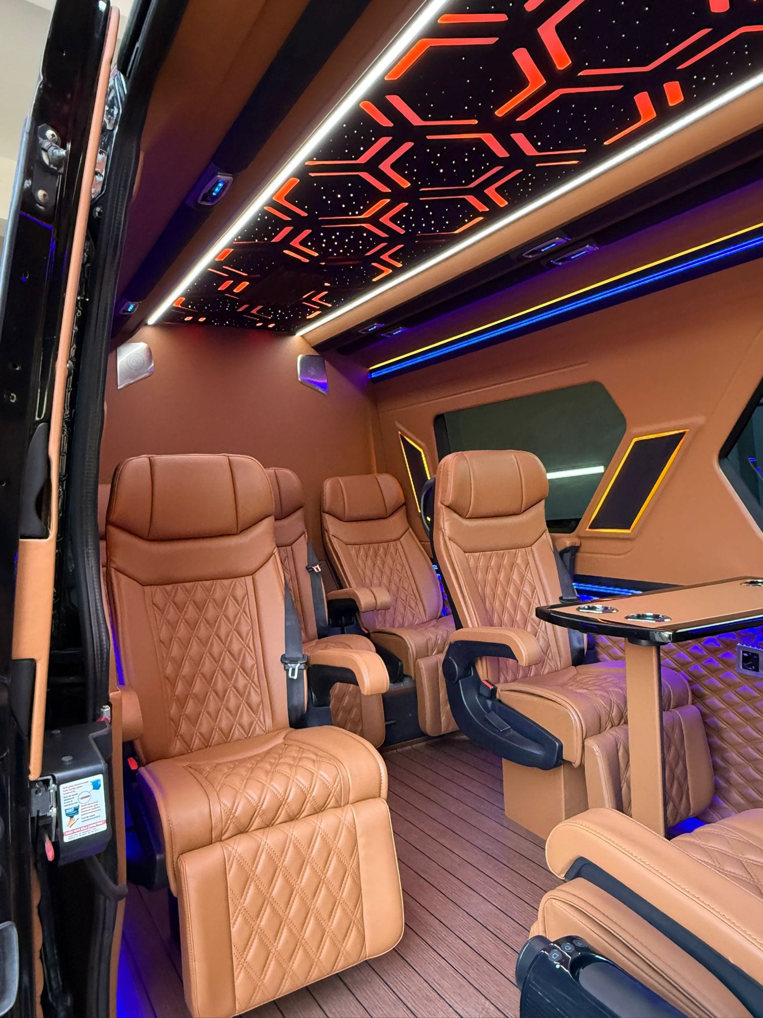 Hauptkabine des Mercedes Sprinter mit Executive-Sitzreihen in cognacfarbenem Nappa-Leder und Sternenhimmel-Decke