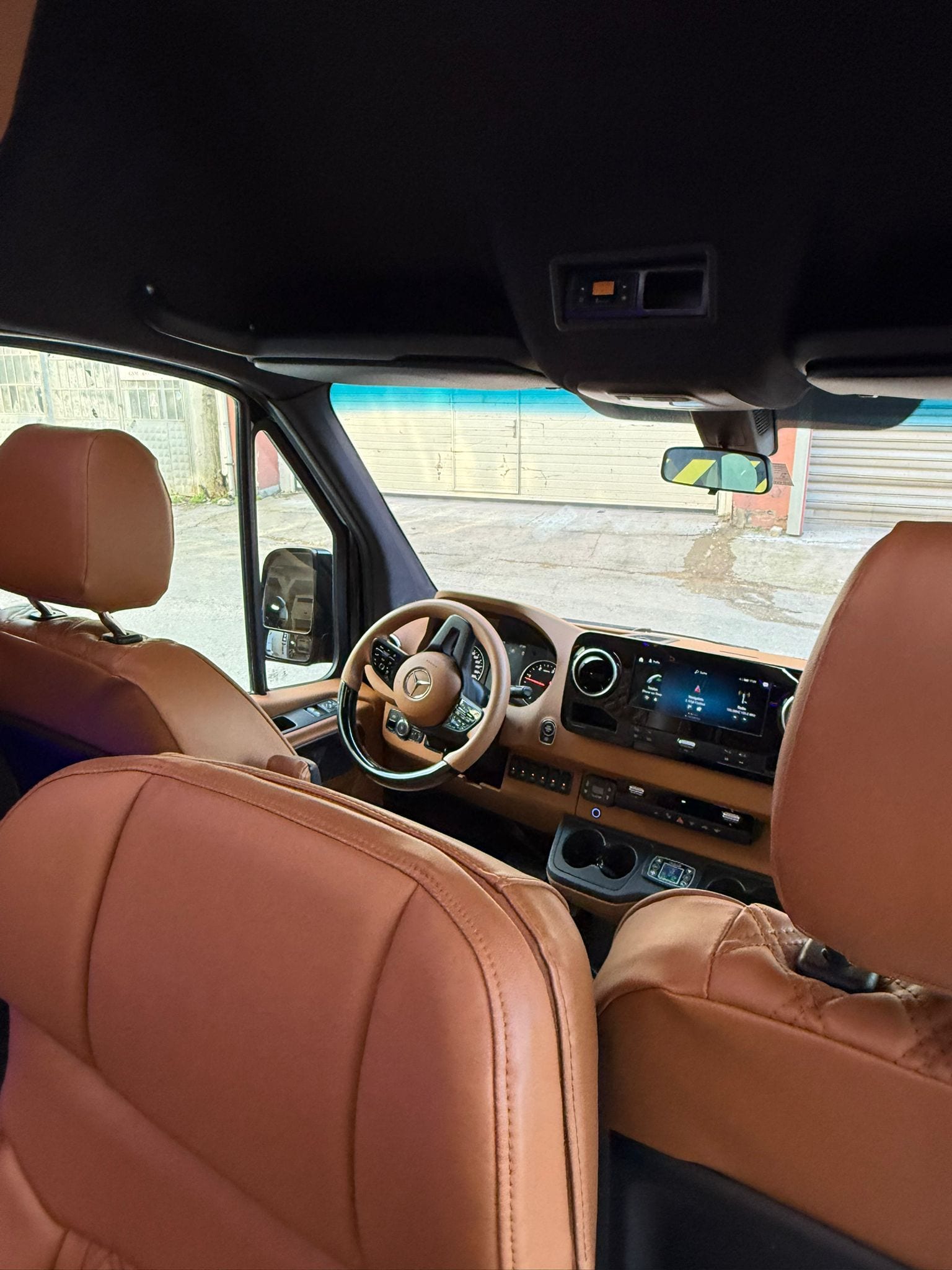 Cockpit des Mercedes Sprinter – Lenkrad, Armaturenbrett und Infotainment mit cognacfarbener Lederausstattung