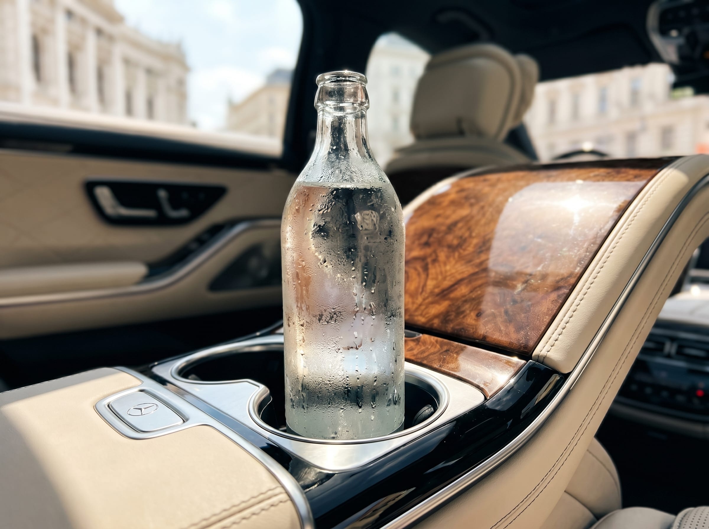 Innenraum-Detail der Mercedes Limousine mit Mineralwasser im Fond