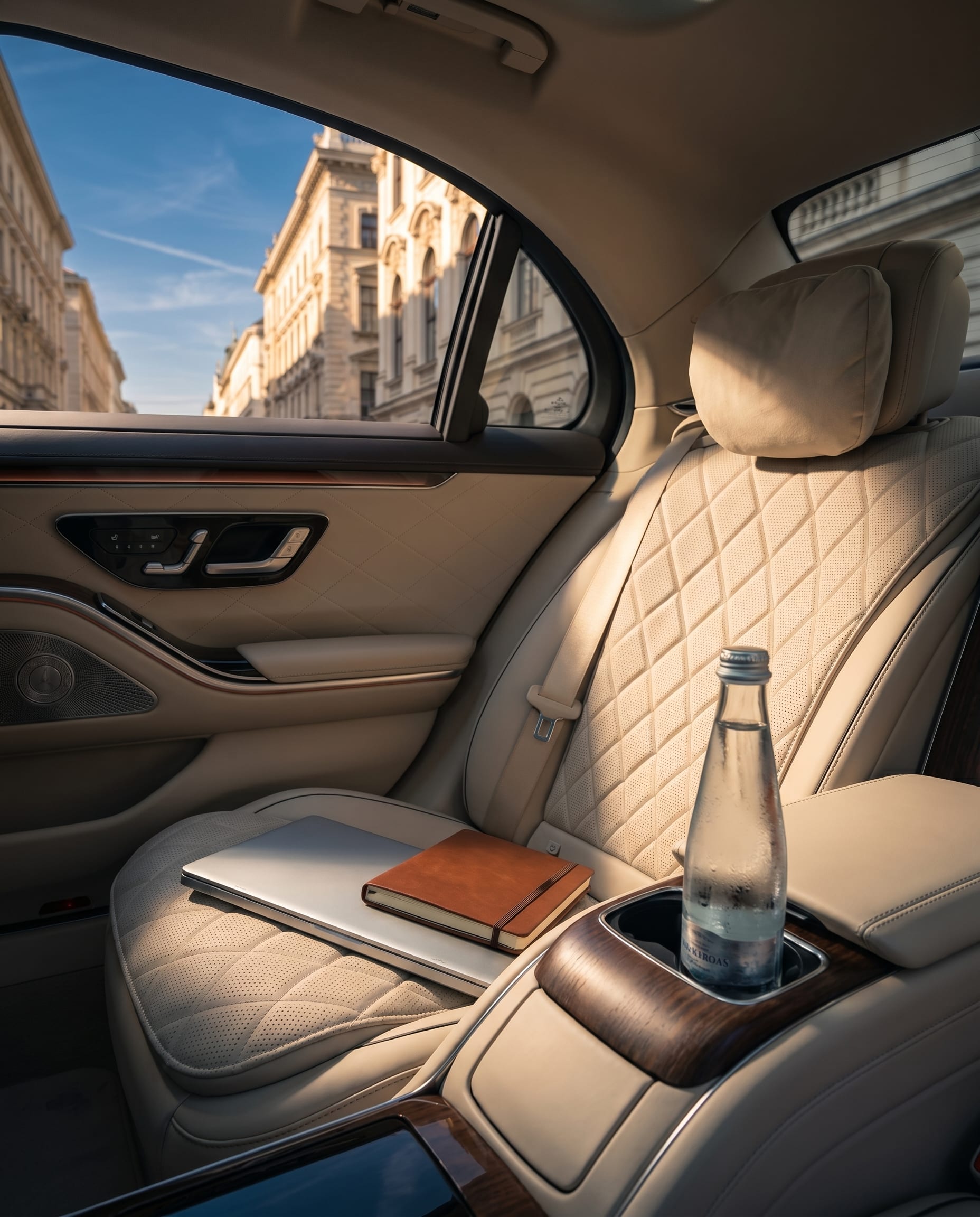 Detailaufnahme einer Hand am Steuer einer Mercedes Limousine in der Wiener Innenstadt