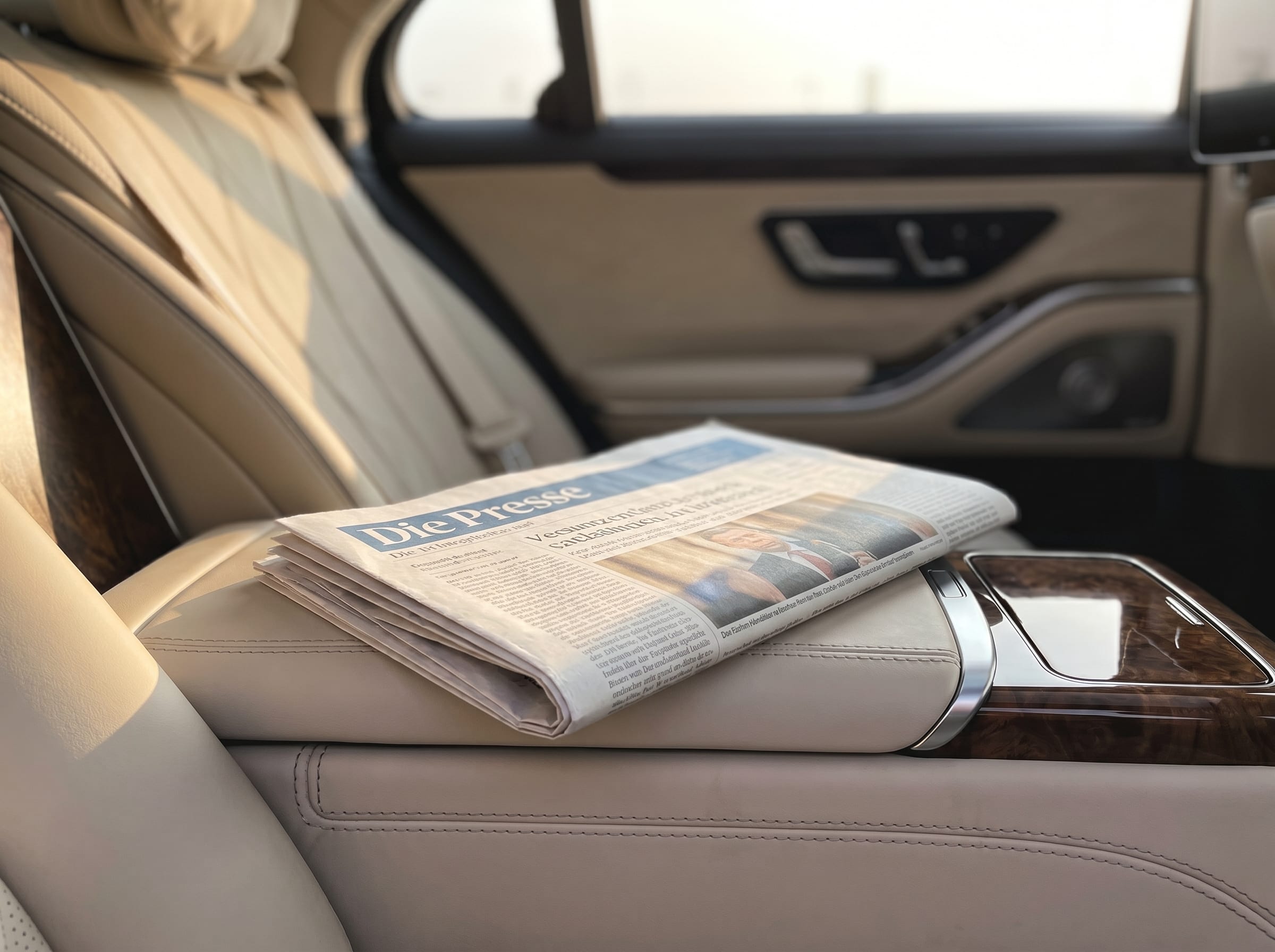 Detail des Innenraums der Mercedes S-Klasse mit weichem Abendlicht