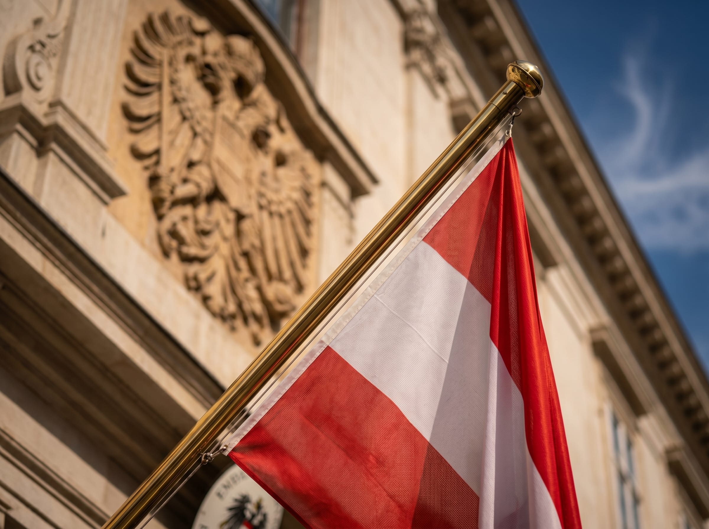 Detail einer Flagge an einem Wiener Botschaftsgebäude