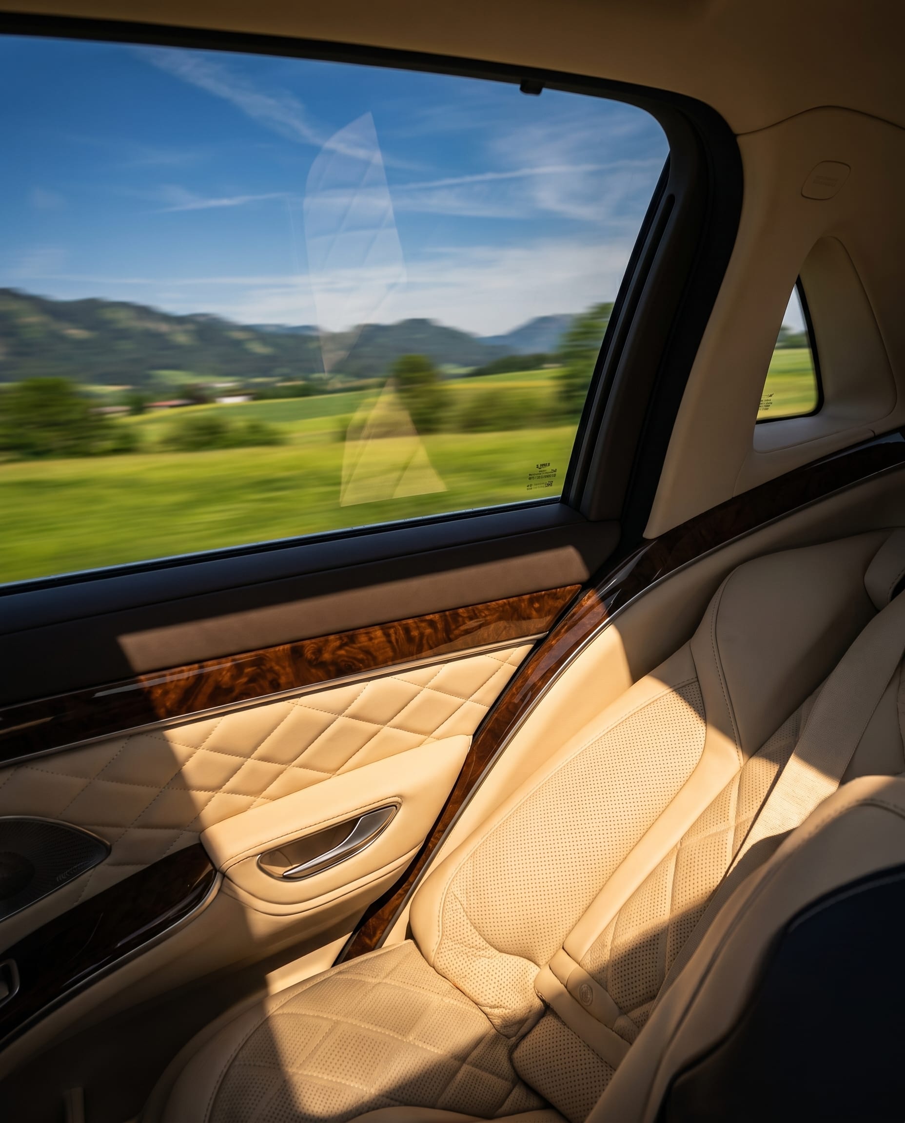 Mercedes S-Klasse fährt durch eine Allee im goldenen Abendlicht
